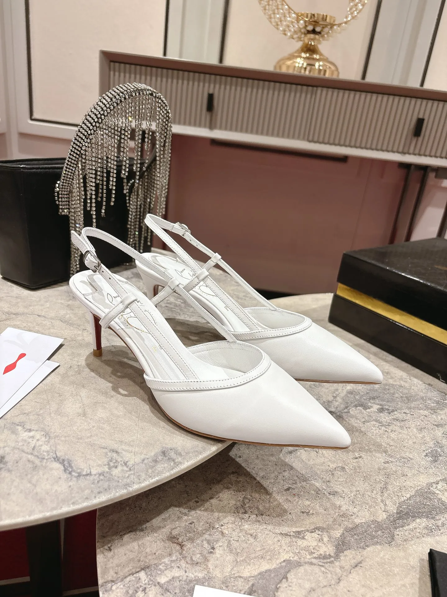 👟👟Ex-factory price 600👟👟 🆑❥∙Back empty sandals🦋✪ꫛꫀw.✔︎ Featuring a slightly pointed toe and slim straps, this model is crafted in white calfskin with a 65mm heel height and added hand-placed crystals on the front. It features our signature Louboutin red sole with Christian Louboutin's signature and heart-shaped stamped logo on the insole. Size: 34 yards - 42 yards (34.40.41.42. Customized, non-refundable and non-exchangeable‼️) Heel height: 6.5cm Color: white black